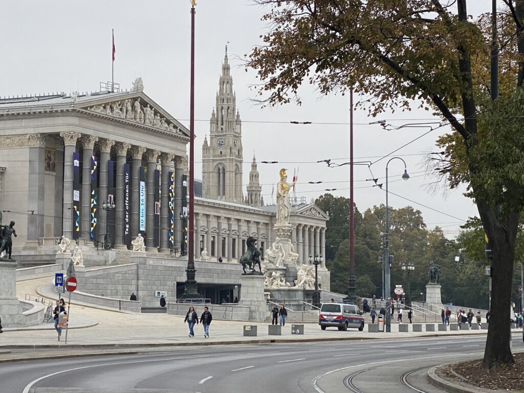 Ringstrasse mit Parlament und Rathaus
