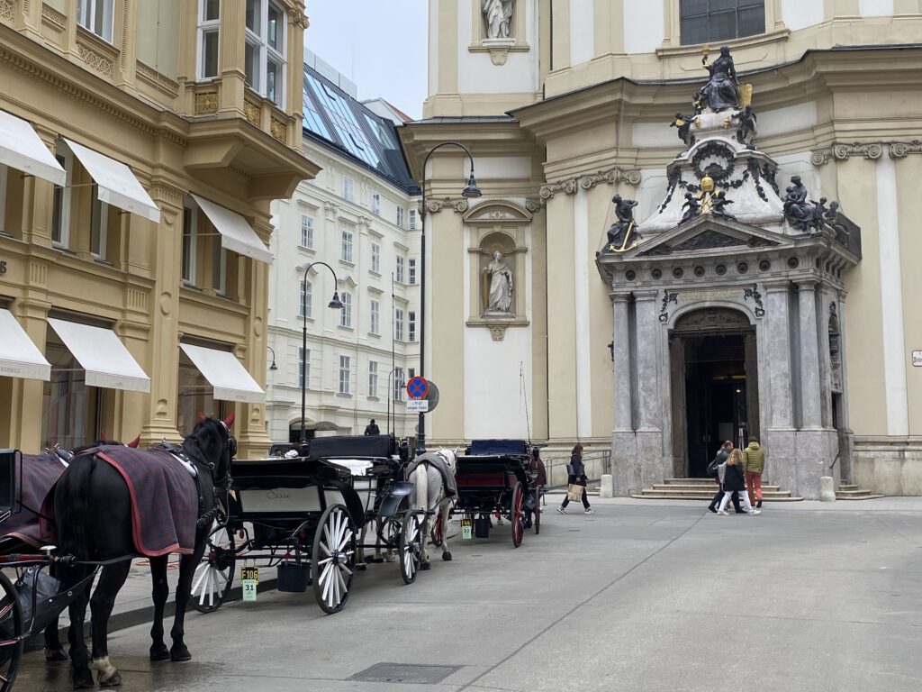 Fiaker vor der Peterskirche