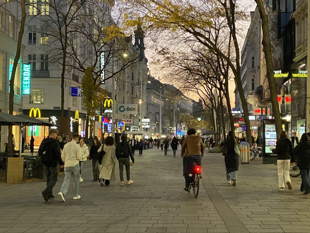 Maria-Hilfer-Straße in der Abenddämmerung