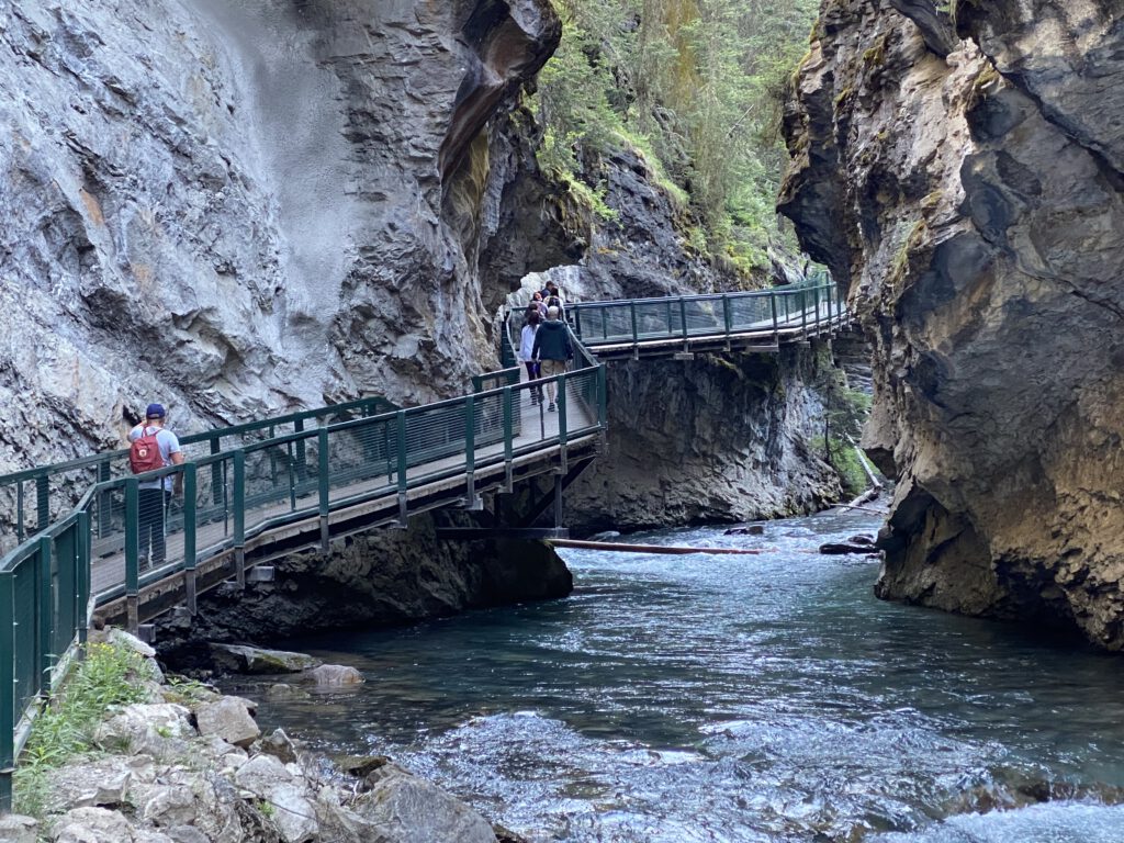 Johnston Canyon mit Weg & Menschen