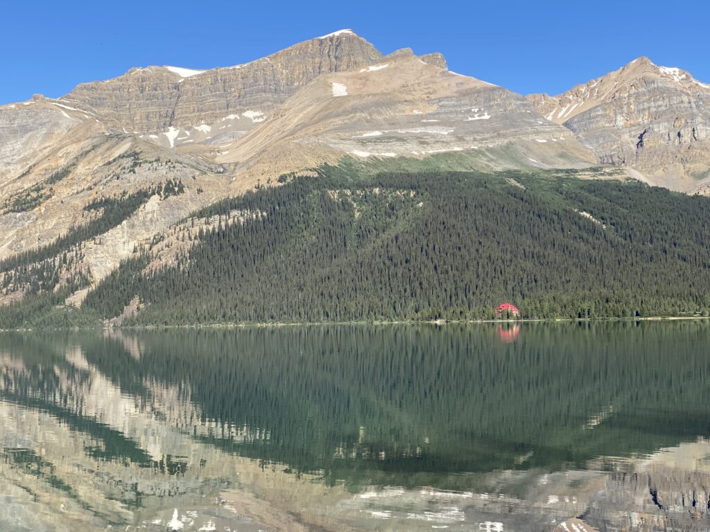 Bow Lake mit rotem Dach