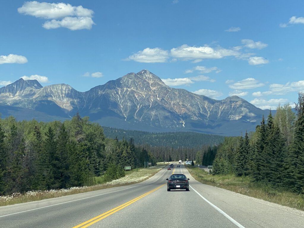 Straße in den kanadischen Rocky Mountains