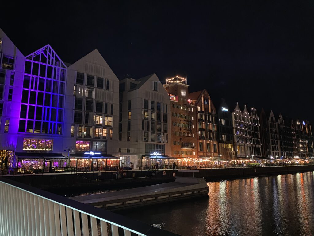 Restaurants am Abend auf der Speicherinsel