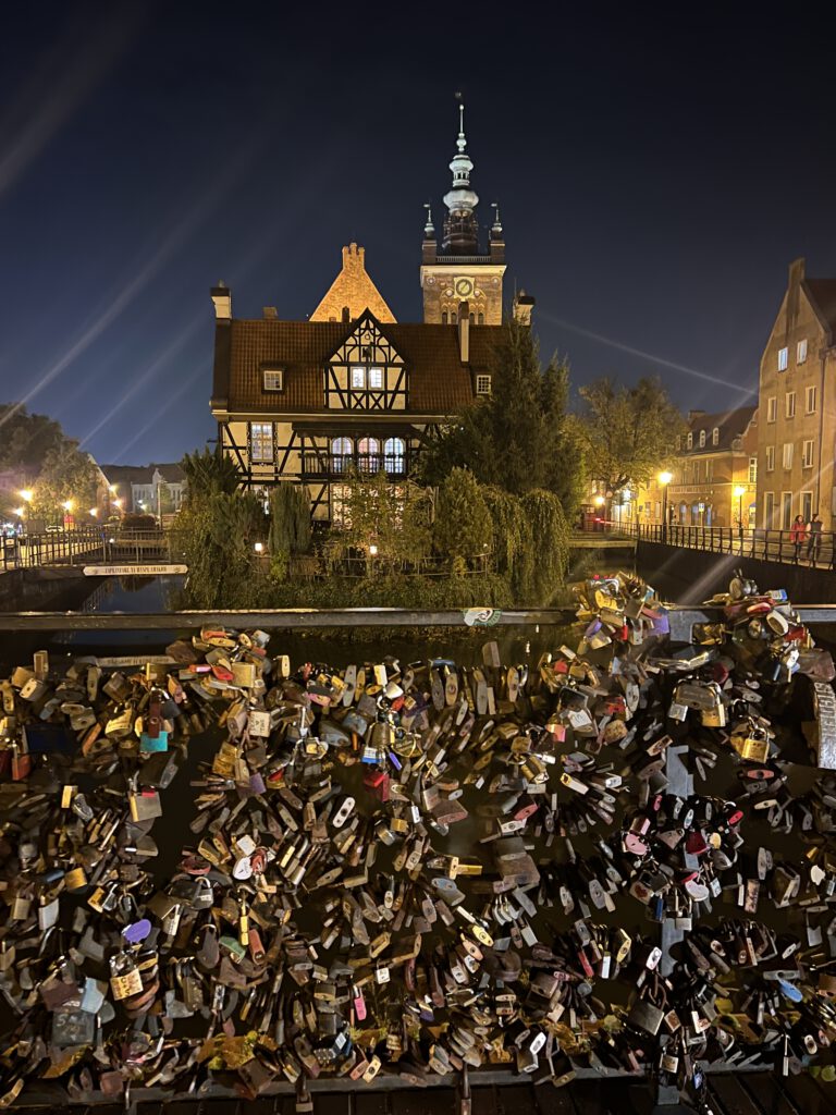 Brotbrücke mit Liebesschlössern