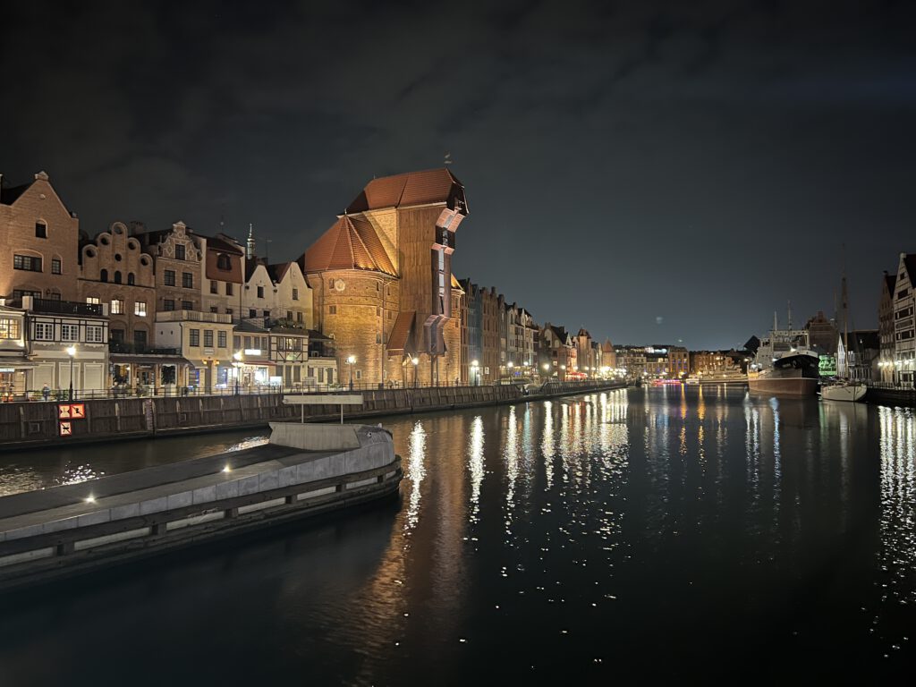 Danziger Uferpromenade bei Nacht