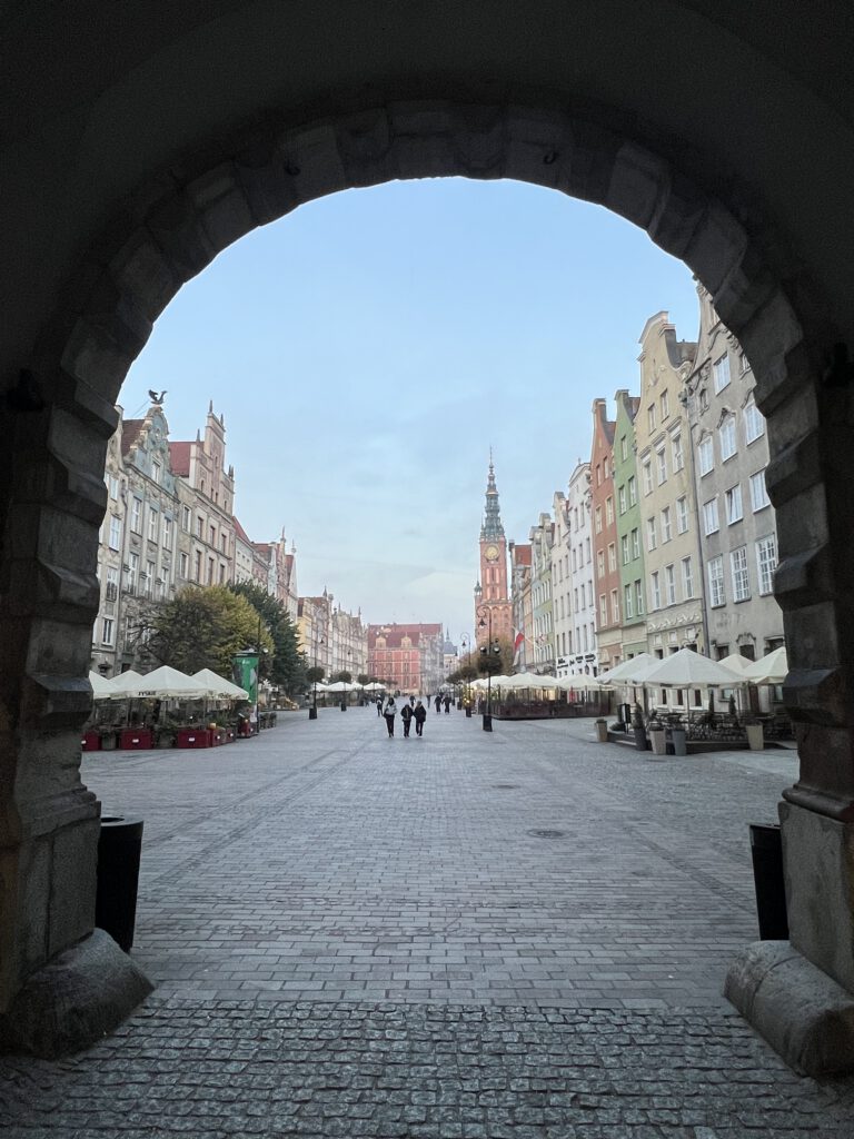 Blick auf den Langen Markt durchs Grüne Tor