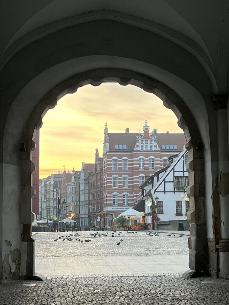 Blick auf die Grüne Brücke durchs Grüne Tor