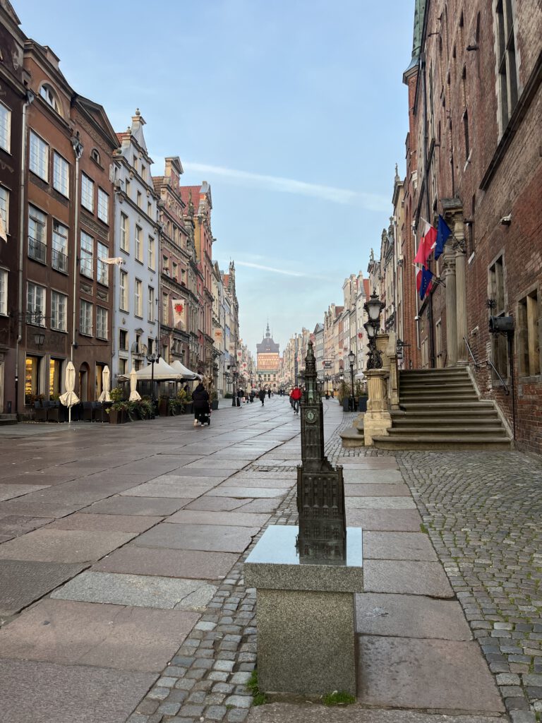 Langgasse mit Miniatur des Rechtstädtischen Rathauses