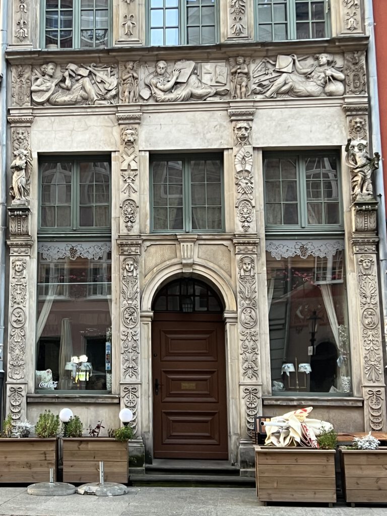 Kunstvoll verzierte Hausfront
