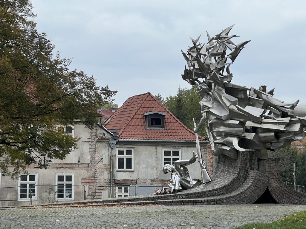 Denkmal vor der Polnische Post