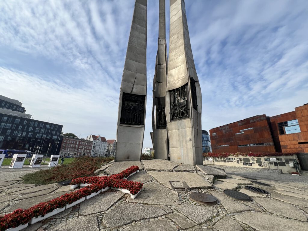 Denkmal der gefallenen Werftarbeiter aus der Nähe