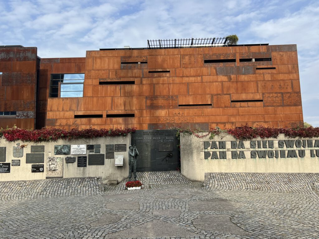Solidarność–Zentrum mit Gedenktafeln