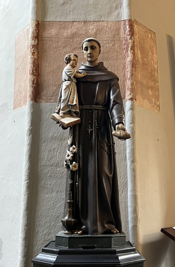Figur eines Dominikaner-Mönchs in der Nikolaikirche in Danzig