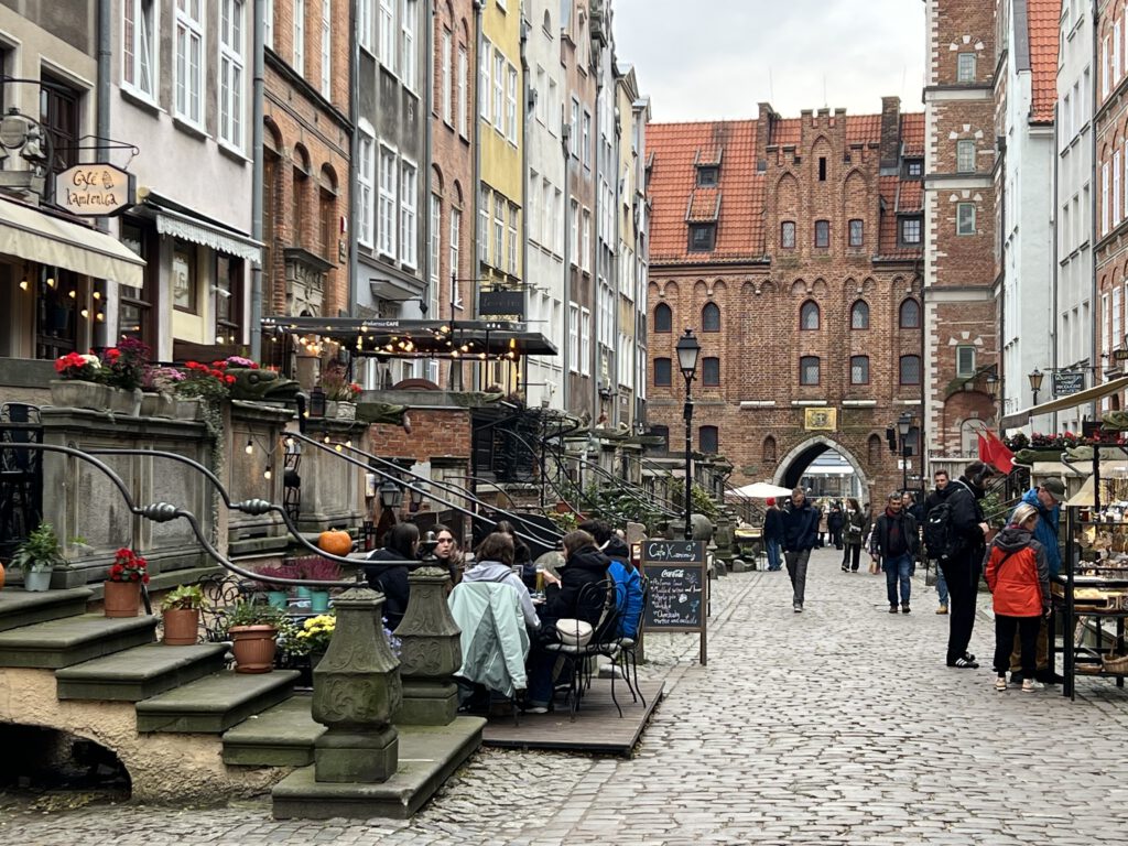 Frauengasse mit Beisitzen