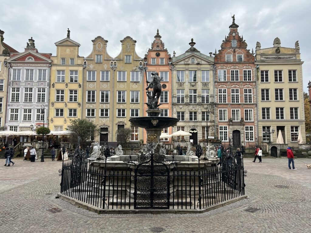 Neptunbrunnen mit Häuserzeile