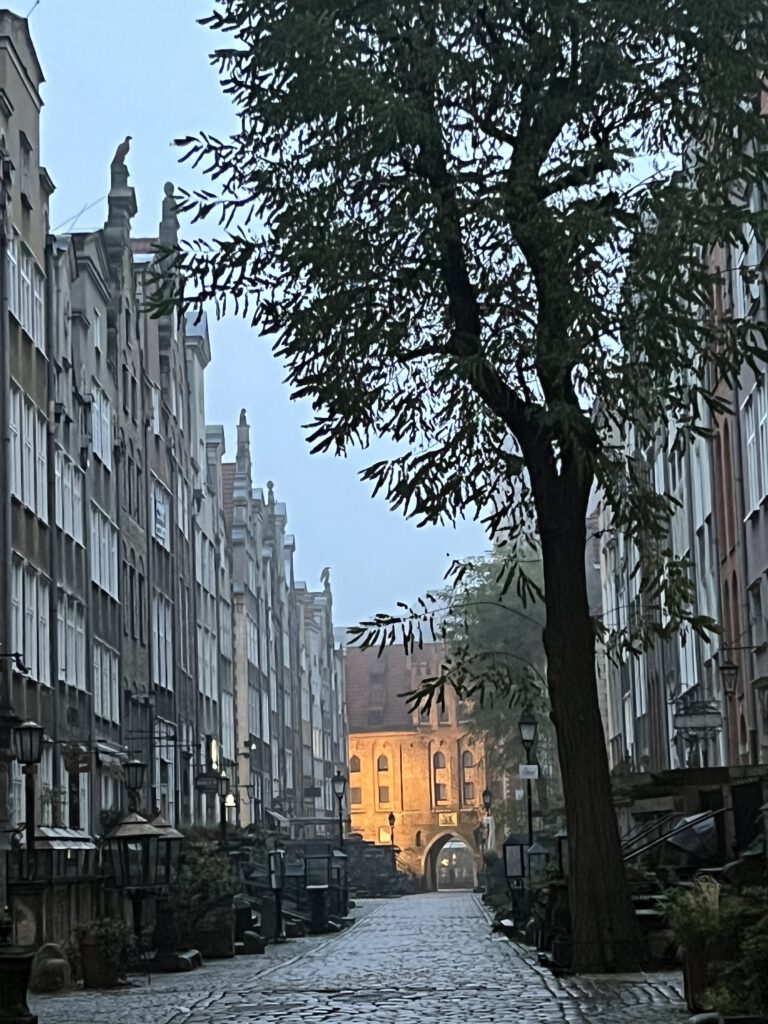 Frauengasse in der Morgendämmerung mit Nebel