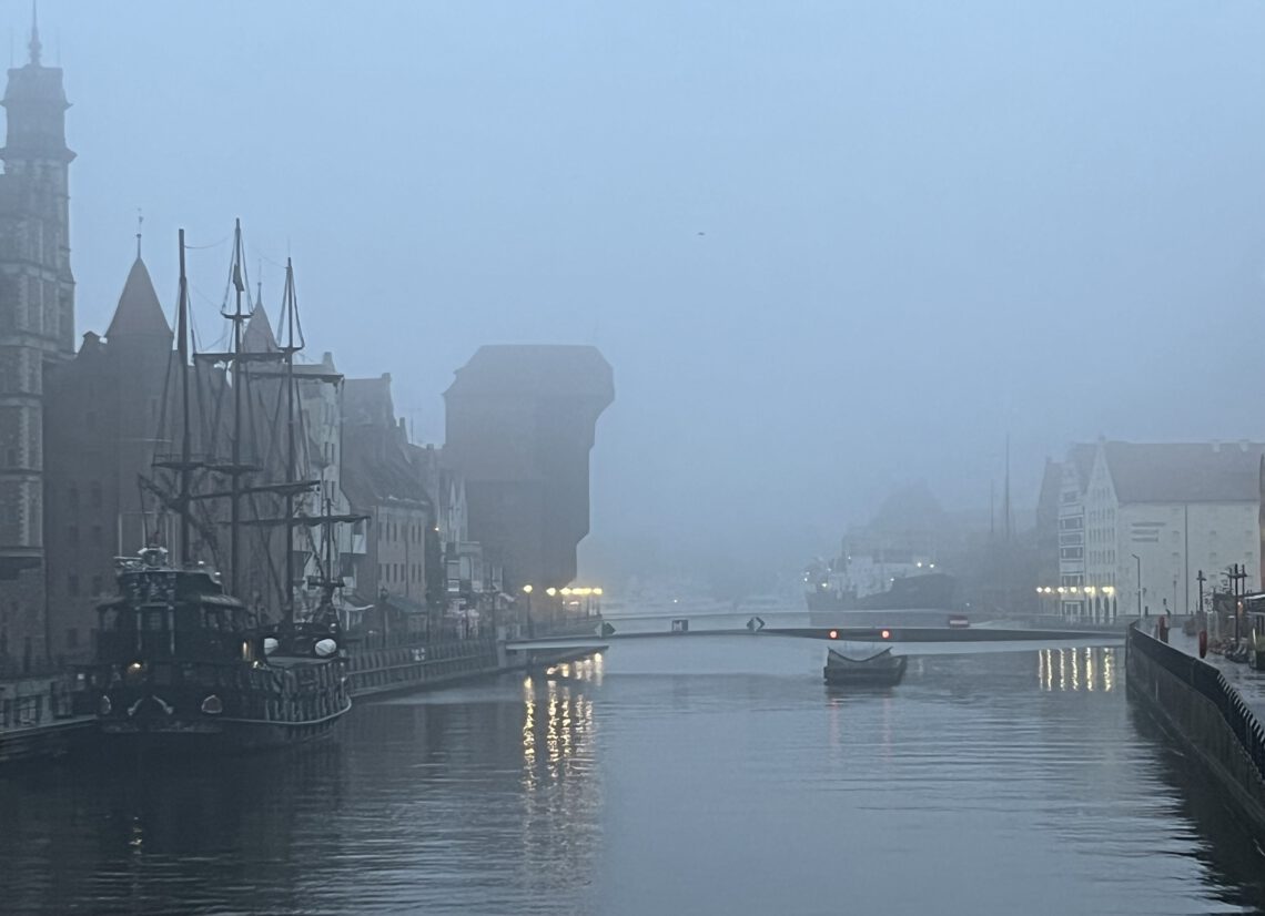 Kranhaus bei Nebel