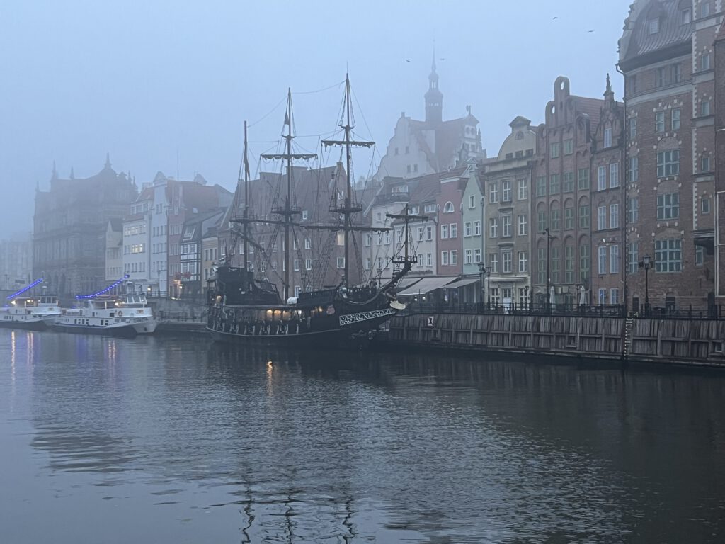 Segelschiff auf der Mottlau bei Nebel