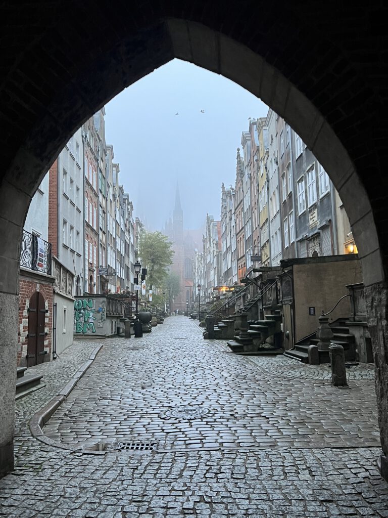 Blick durchs Frauentor auf die Frauengasse bei Nebel