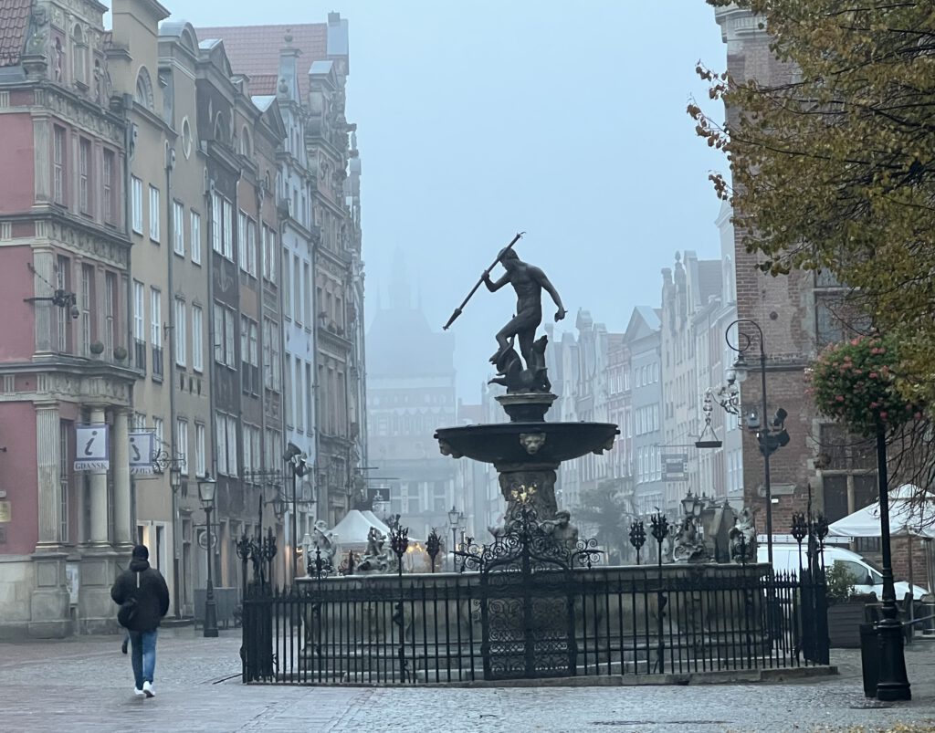 Neptunbrunnen bei Nebel