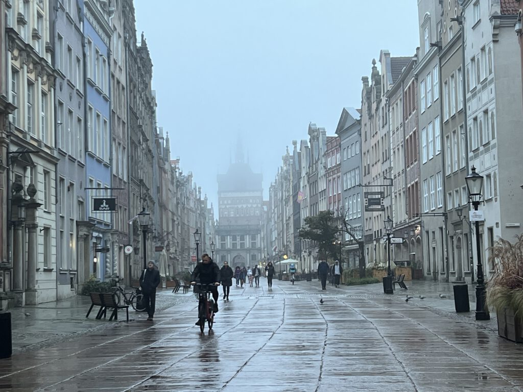 Langgasse bei Nebel und Niesel Wetter