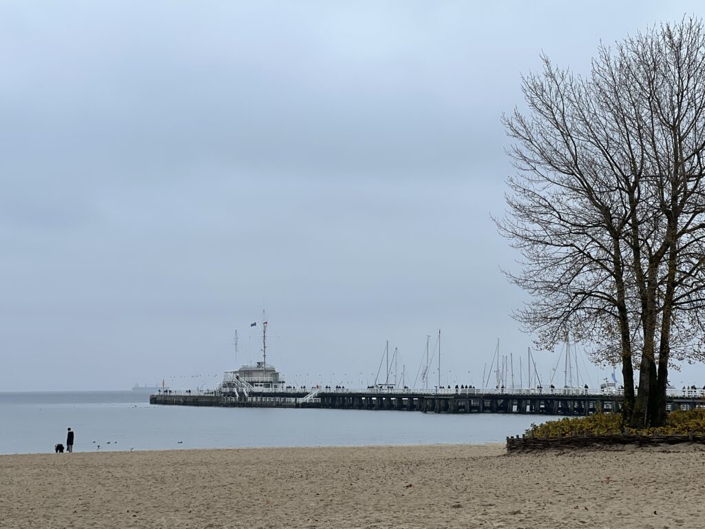 Seebrücke von Sopot vom Strand aus 