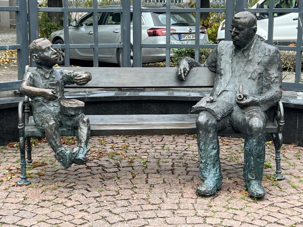 Bronzefiguren von Günter Grass und Oskar