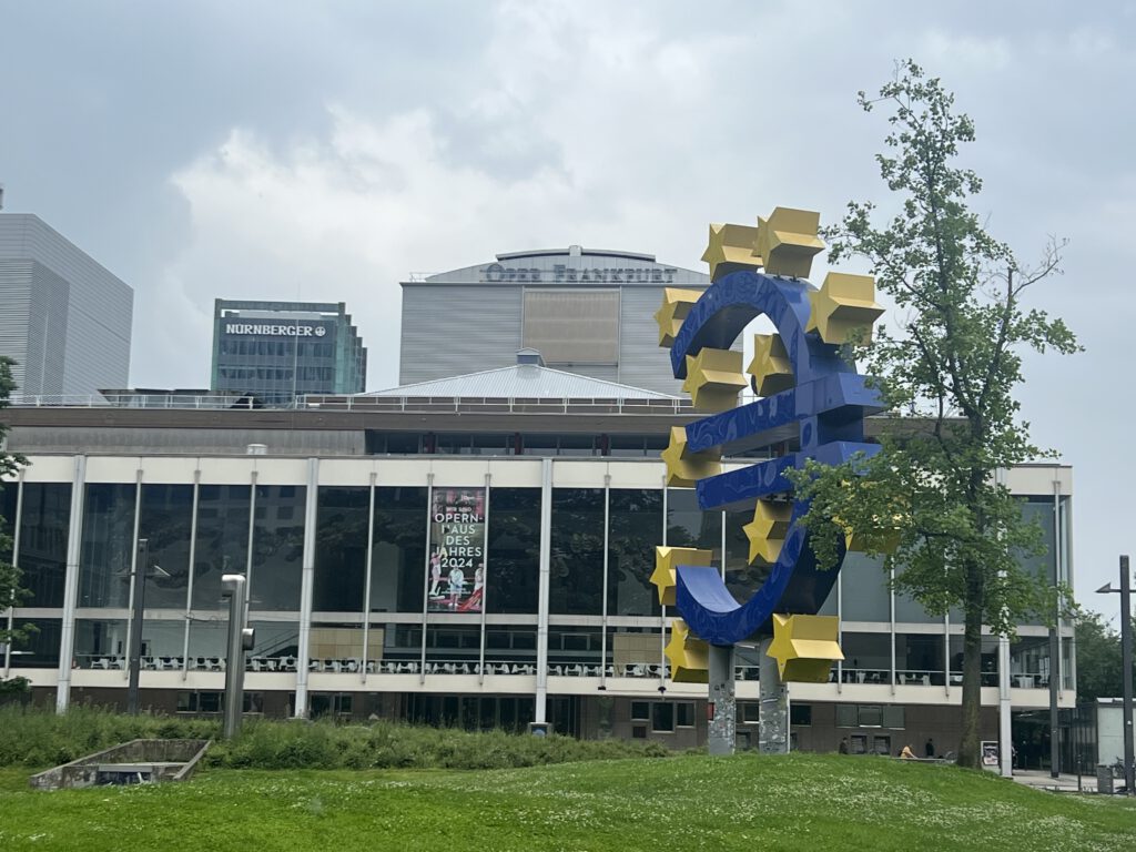 Oper Frankfurt mit Eurozeichen
