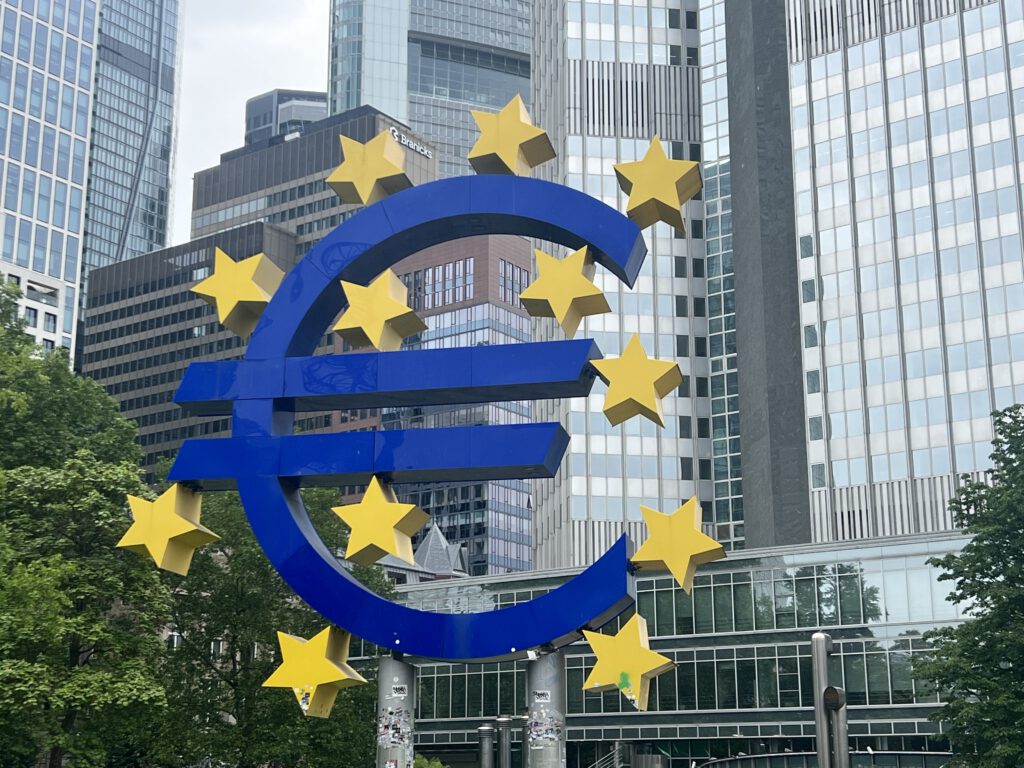 Eurozeichen am Willy Brandt Platz in Frankfurt