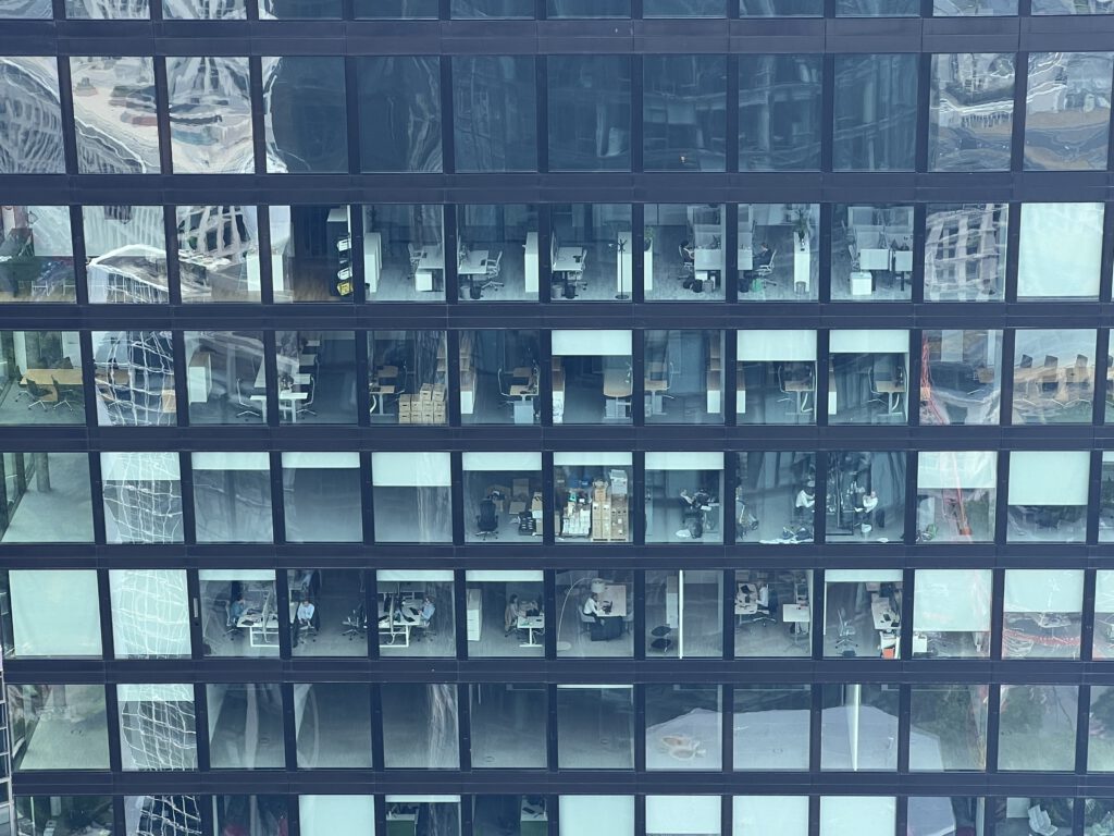 Blick vom MAIN TOWER in ein benachbartes Bürogebäude