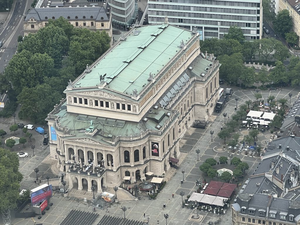 Blick auf Alte Oper Frankfurt vom MAIN TOWER