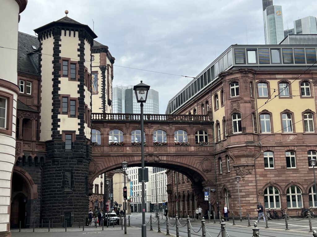 Rathausneubauten mit „Langem Franz“ vom Paulsplatz aus