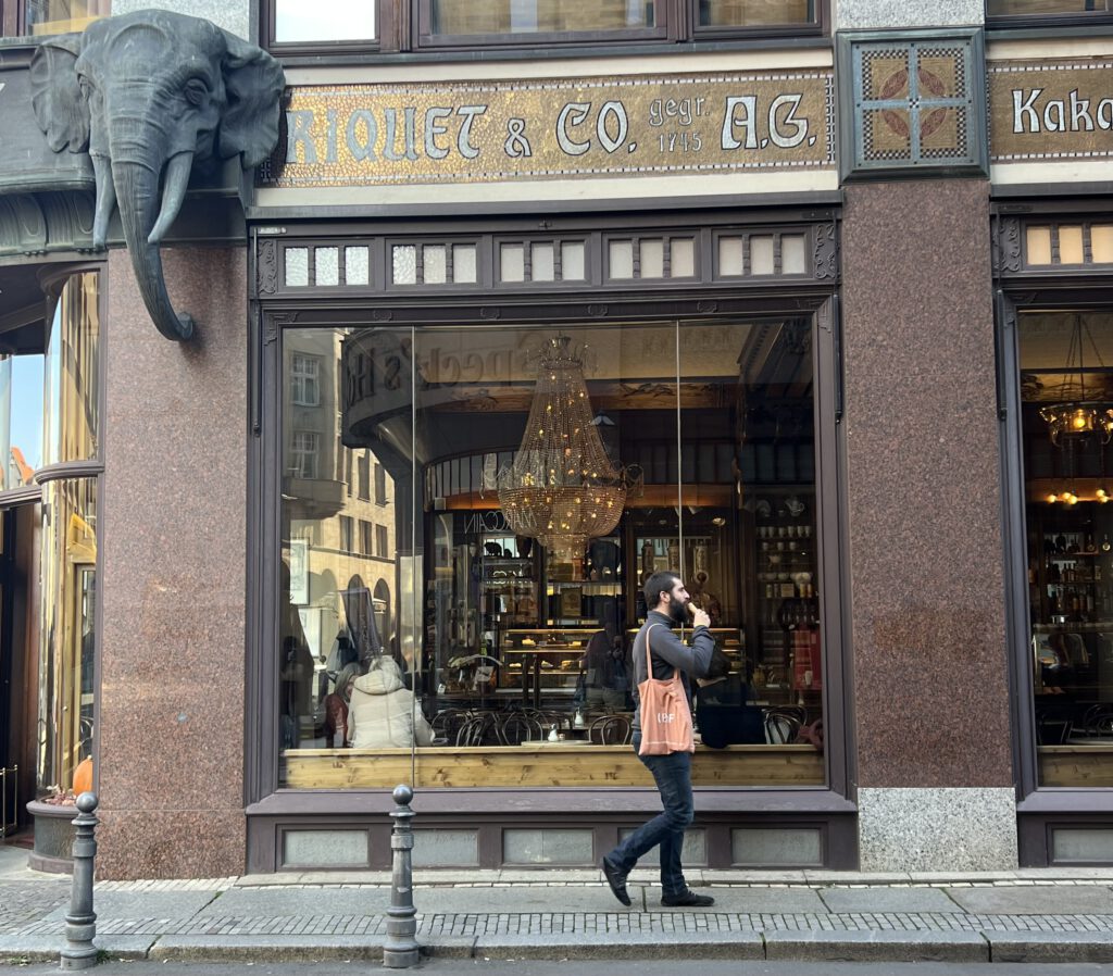 Kaffeehaus Riquet Café mit Elefantenkopf