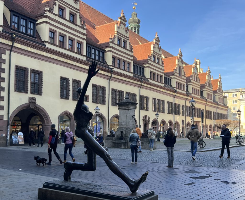 altes Rathaus mit Skulptur und Naschmarkt