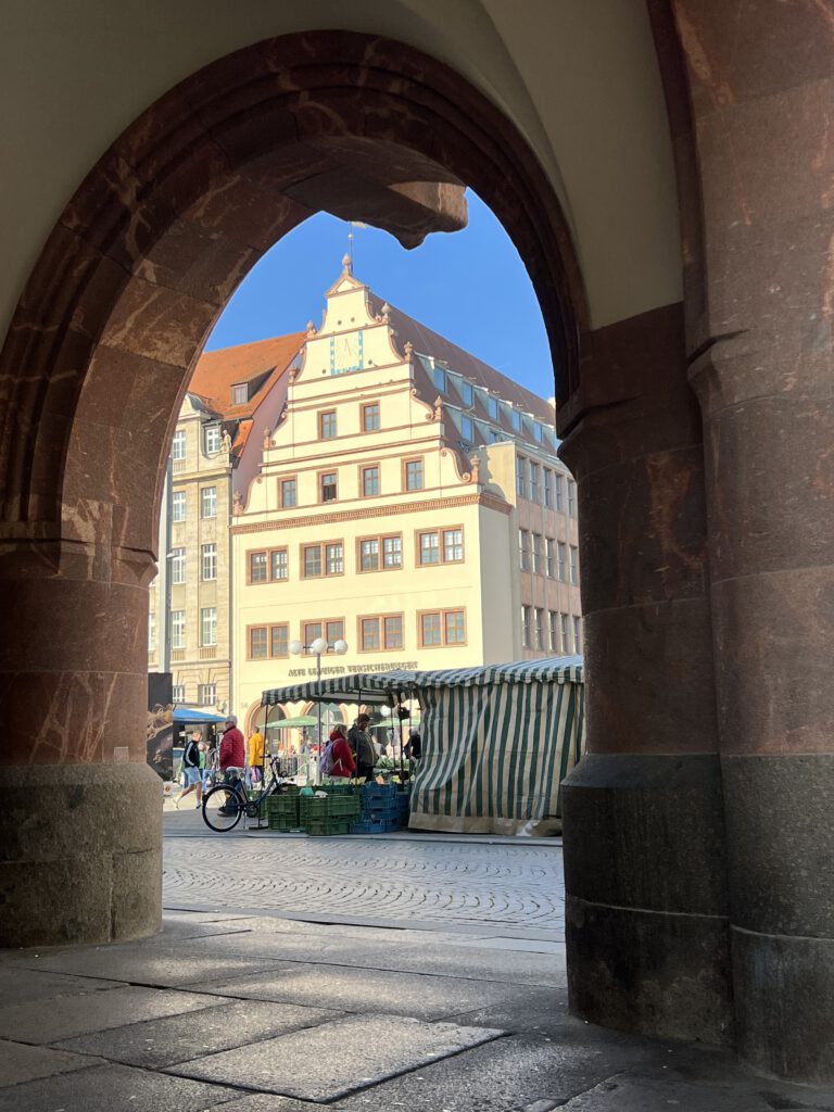 Blick auf den Markt vom Arkadengang des alten Rathauses