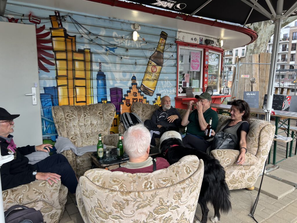 Treffpunkt vor dem NOX Wasserhäuschen 