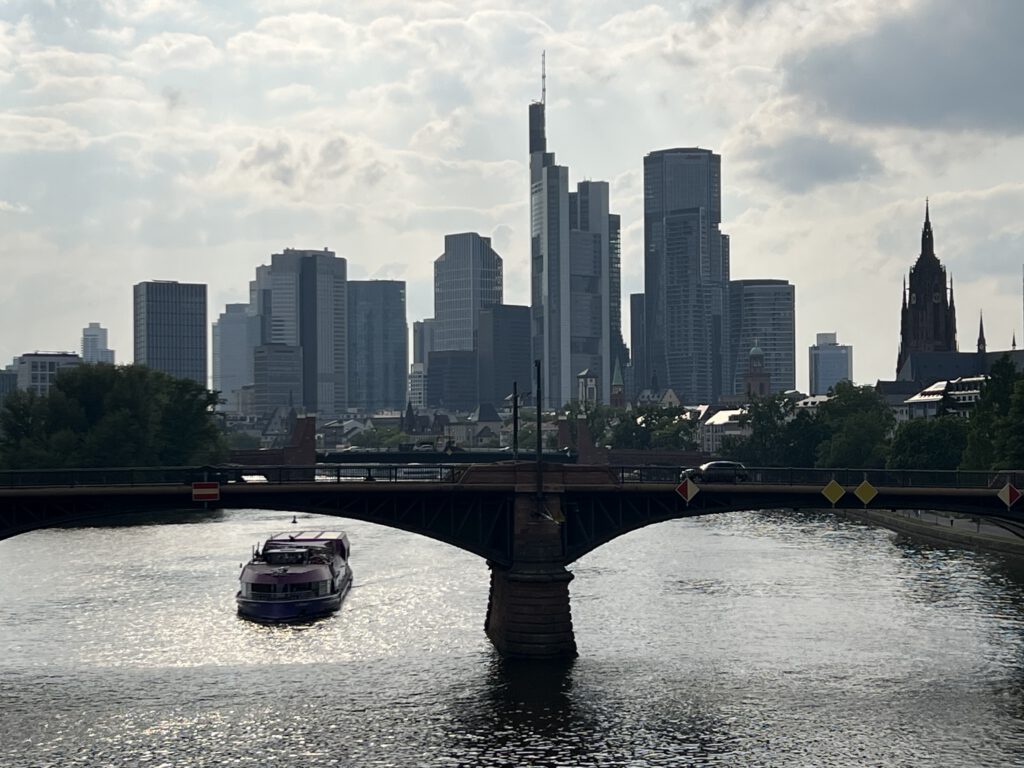 Frankfurter Skyline mit Main