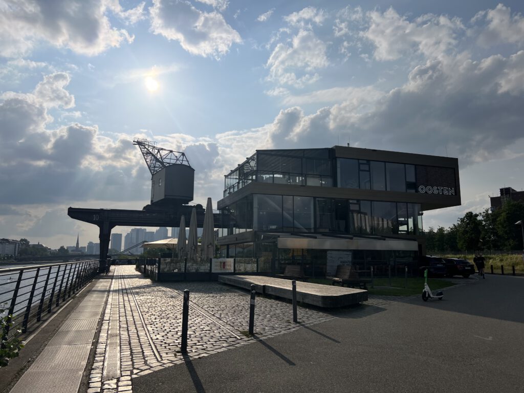 alte Hafenkräne und hippe Restaurants am Mainufer