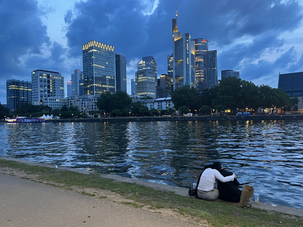 Liebespaar am Mainufer