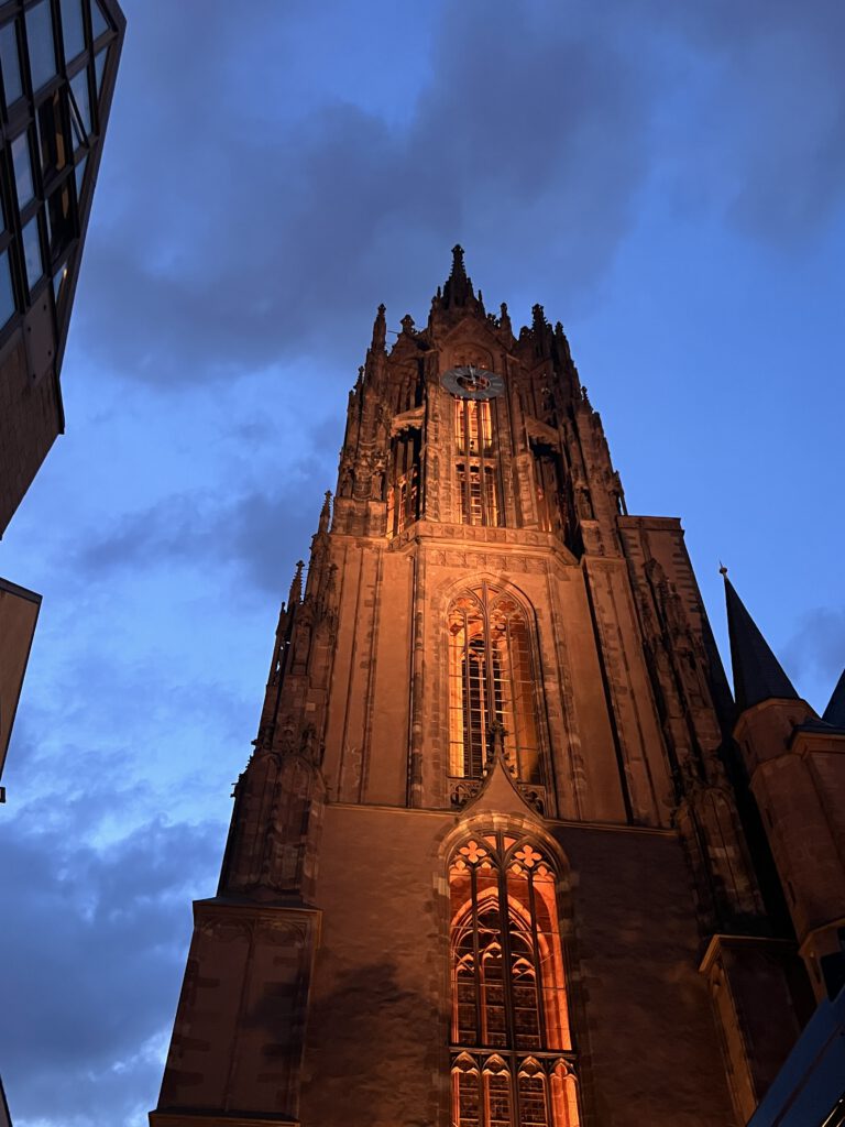 Frankfurter Dom bei Nacht