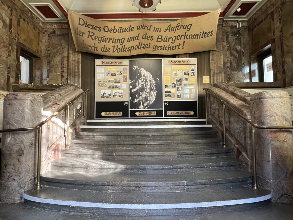 Eingangsbereich der Gedenkstätte  in der „Runden Ecke“