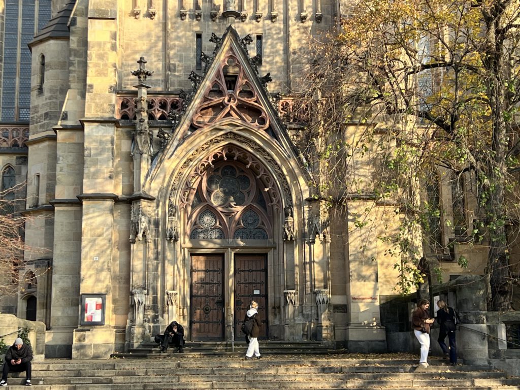 Eingangsportal der Thomaskirche in Leipzig