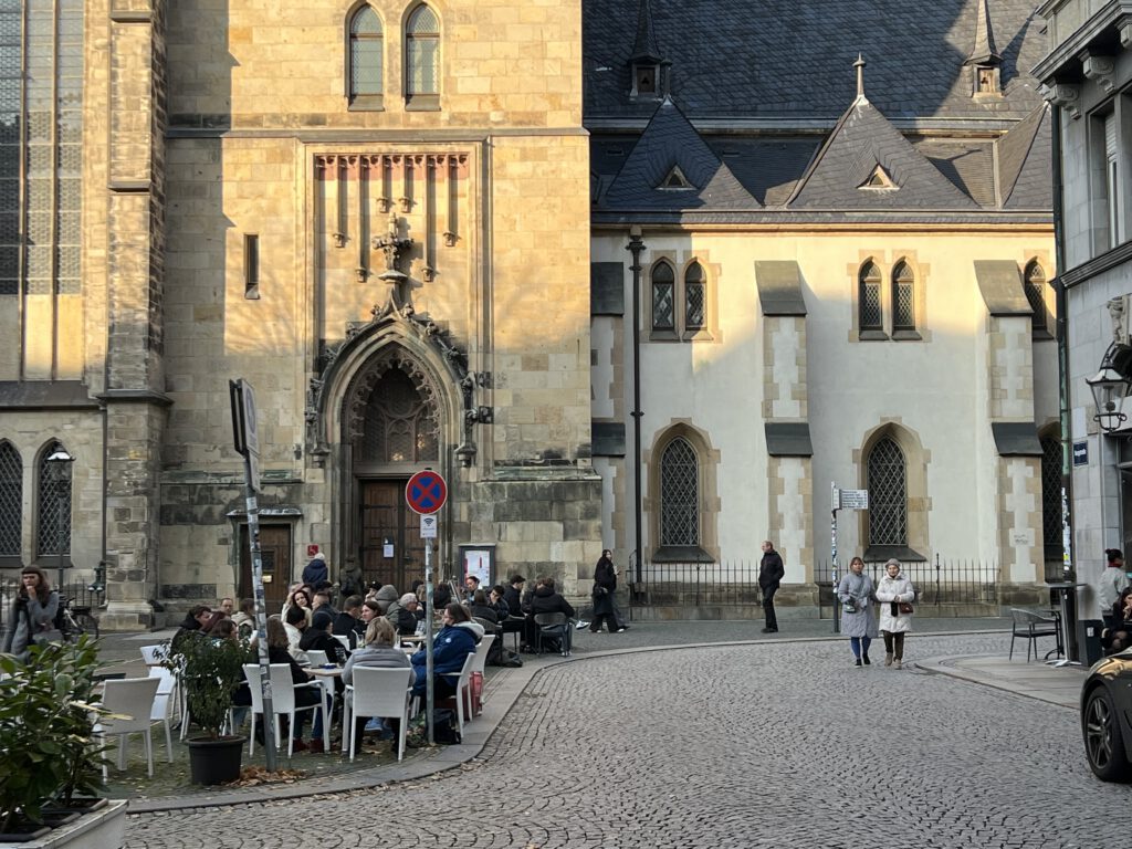 Cafe auf dem Platz vor dem Seitenflügel der Thomaskirche