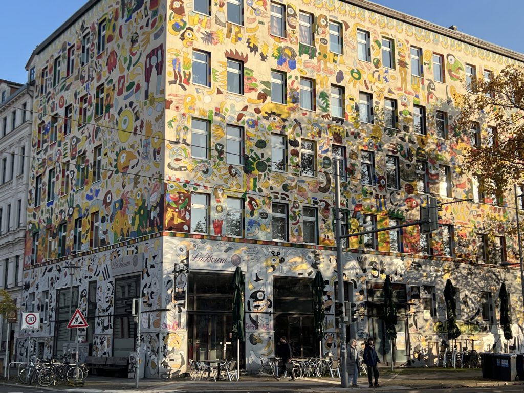 das bunteste Haus auf der Karl Liebknecht Strasse