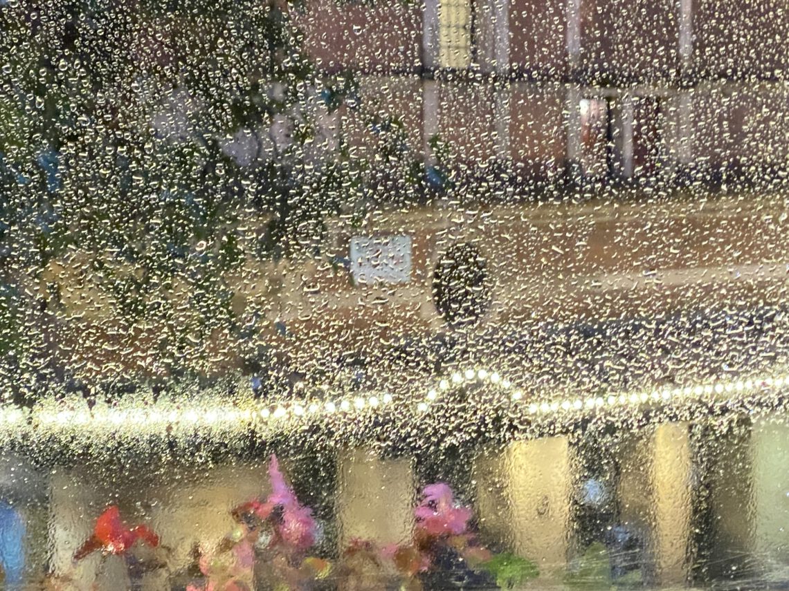 Regen an einem Pub-Fenster