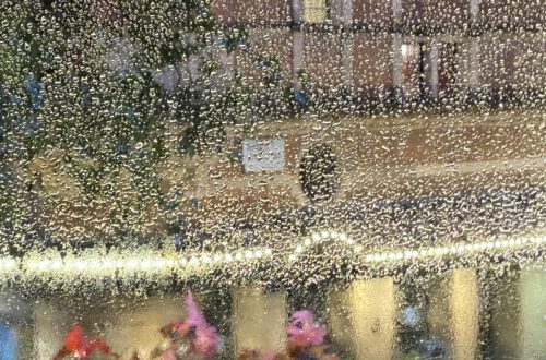 Regen an einem Pub-Fenster