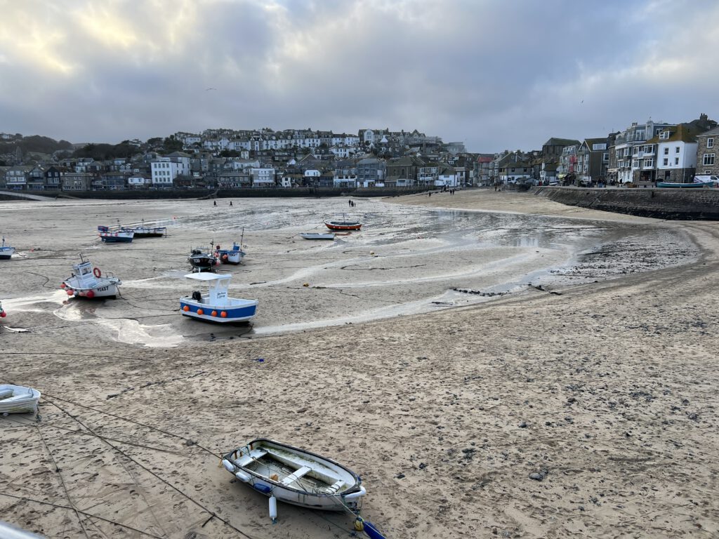 Hafenbecken von St. Ives bei Ebbe