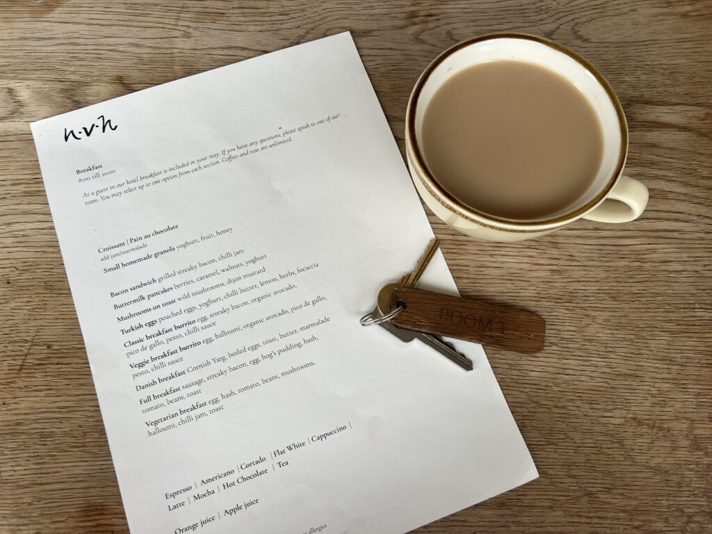 Speisekarte Harbour View Hose mit Zimmerschlüssel und Tee