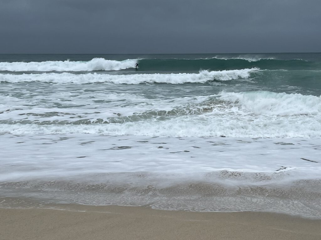 Surfer in hoher Welle am Porthminster Beach