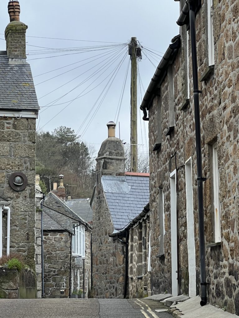 Gasse und Strommast in Mousehole